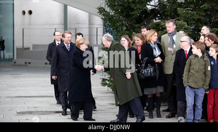 Berlin, Deutschland. 28. November 2013. Angela Merkel, Bundeskanzlerin, und der Chef des Bundeskanzleramtes, Pofalla, erhalten drei Weihnachtsbäume aus verschiedenen Staaten am Kanzleramt in Berlin. / Foto: Angela Merkel, Bundeskanzlerin und Ronald Pofalla (CDU), Bundesminister Kanzlei mit dem Baum von der Forstbetriebsgemeinschaft oberes Lusatia, Gemeinschaft Cunevwlde, sächsische Wald Eigentum Server Verein gespendet. Bildnachweis: Reynaldo Chaib Paganelli/Alamy Live-Nachrichten Stockfoto
