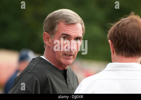 5. August 2010 - Ashburn, Virginia, USA - 5. August 2010: Washington Redskins Cheftrainer Mike Shanahan Stop vor der Praxis im Park der Redskins in Ashburn, Virginia zu sprechen. (Kredit-Bild: © Rassi Borneo/Southcreek Global/ZUMApress.com) Stockfoto