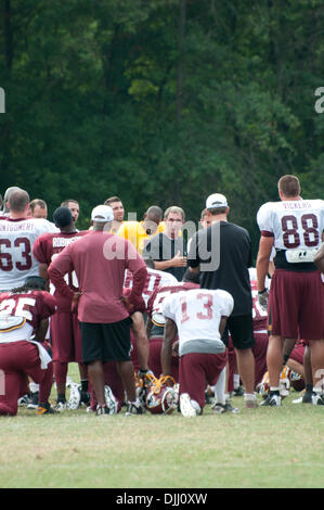 5. August 2010 - Ashburn, Virginia, USA - 5. August 2010: Washington Redskins Cheftrainer Mike Shanahan befasst sich das Team nach dem Training im Park der Redskins in Ashburn, Virginia. (Kredit-Bild: © Rassi Borneo/Southcreek Global/ZUMApress.com) Stockfoto