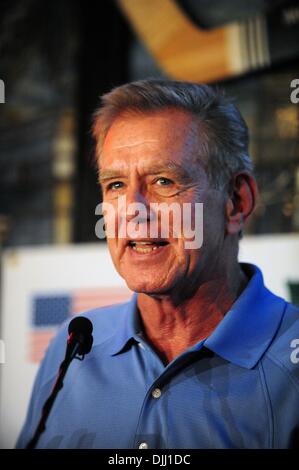 6. August 2010 spricht - Manhattan, New York, USA - eingezogenes TIM MCCARVER bei der Zeremonie, wie irische Amerikaner die Irish American Baseball Hall Of Fame in Foleys NY Pub & Restaurant am West 33rd Street aufgenommen werden. (Bild Kredit: Bryan Smith/ZUMApress.com ©) Stockfoto