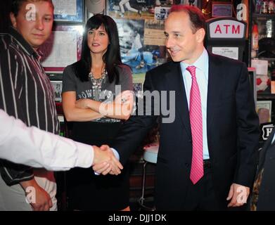 6. August 2010 - Manhattan, New York, USA - eingezogenes NY Yankees GM BRIAN CASHMAN begrüßt Fans bei der Zeremonie, wie irische Amerikaner die Irish American Baseball Hall Of Fame in Foleys NY Pub & Restaurant am West 33rd Street aufgenommen werden. (Bild Kredit: Bryan Smith/ZUMApress.com ©) Stockfoto