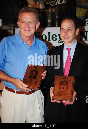 6. August 2010 sind die Irish American Baseball Hall Of Fame in Foleys NY Pub & Restaurant am West 33rd Street - Manhattan, New York, USA - Neuzugänge TIM MCCARVER (L) und NY Yankees GM BRIAN CASHMAN (R) bei der Zeremonie als irischer Amerikaner aufgenommen. (Bild Kredit: Bryan Smith/ZUMApress.com ©) Stockfoto