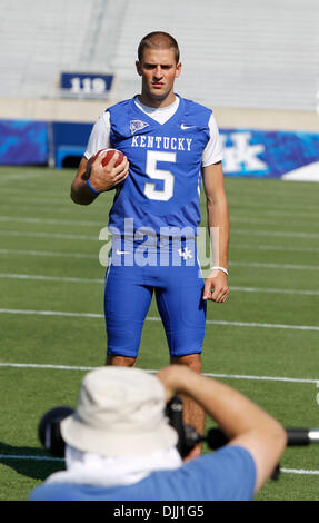 6. August 2010 - hatte Lexington, KY, USA - Quarterback Mike Hartline, Senior aus Canton, Ohio, seine Foto während der britischen Fußball-Nationalmannschaft Medientag im Commonwealth Stadium in Lexington, Kentucky, Freitag, 6. August 2010 statt. UK eröffnet die Saison am 4. September gegen die University of Louisville in Louisville. Foto von Charles Bertram | Personal (Kredit-Bild: © Lexington Herald-Lead Stockfoto