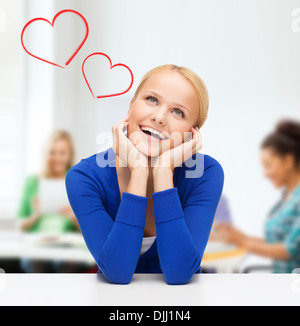 glückliche Frau träumen und lachen Stockfoto