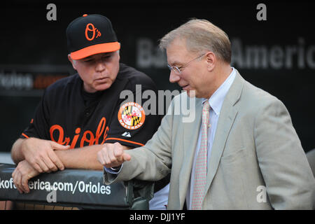 6. August 2010 - Baltimore, Maryland, Vereinigte Staaten von Amerika - 6. August 2010: Baltimore Orioles Manager Buck Showalter (26) und Präsident des Baseball Operationen Andy MacPhail vor Freitag Abend Spiel gegen die Chicago White Sox at Camden Yards in Baltimore, MD... Russell Tracy / Southcreek Global (Kredit-Bild: © Southcreek Global/ZUMApress.com) Stockfoto