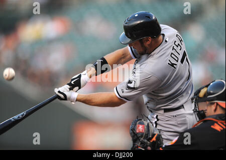 6. August 2010 - Baltimore, Maryland, Vereinigte Staaten von Amerika - 6. August 2010: Chicago White Sox bezeichneten Hitter Mark Kotsay (7) Schaukeln in einer Tonhöhe während der zweiten Inning der Freitag Abend Spiel gegen die Baltimore Orioles at Camden Yards in Baltimore, MD... Russell Tracy / Southcreek Global (Kredit-Bild: © Southcreek Global/ZUMApress.com) Stockfoto