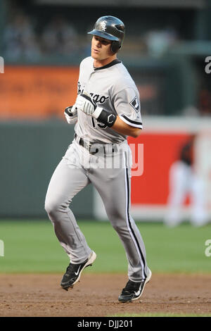 6. August 2010 - Baltimore, Maryland, Vereinigte Staaten von Amerika - 6. August 2010: Chicago White Sox zweiter Basisspieler Gordon Beckham (15) Köpfe in Richtung der dritten Base nach der Kollision eines Home Run zu linken Feld während der dritten Inning binden das Spiel 1: 1 gegen die Baltimore Orioles at Camden Yards in Baltimore, Maryland. .. Russell Tracy / Southcreek Global (Kredit-Bild: © Southcreek Global/ZUMAp Stockfoto