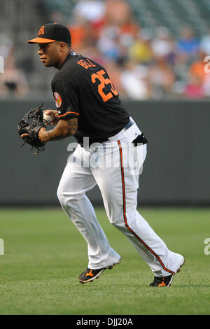 6. August 2010 - Baltimore, Maryland, Vereinigte Staaten von Amerika - 6. August 2010: Baltimore Orioles dritte Baseman Josh Bell (25) in Aktion während der fünften Inning von Freitag Abend Spiel gegen die Chicago White Sox at Camden Yards in Baltimore, MD... Russell Tracy / Southcreek Global (Kredit-Bild: © Southcreek Global/ZUMApress.com) Stockfoto