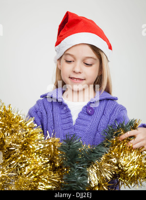 Mädchen betrachten Flittern in der Weihnachtszeit Stockfoto