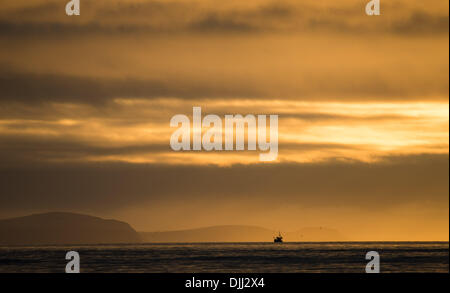 Aberystwyth Wales UK, 28. November 2013 einsame kleine Küstenfischerei Boot zum Hafen von Aberystwyth zurück wie Dämmerung setzt sich über die Cardigan Bay auf West Küste von Wales UK Credit: Keith Morris/Alamy Live-Nachrichten Stockfoto
