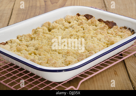 frisch gebackenen Apfelkuchen in einer Emaille Schüssel Stockfoto