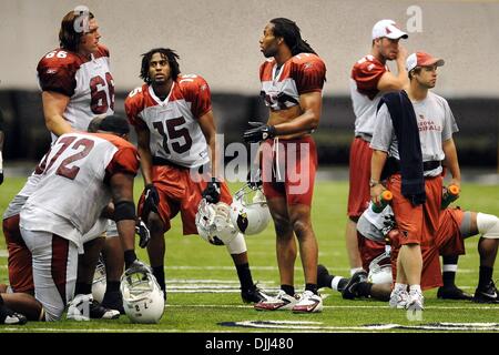 7. August 2010 - Flagstaff, Arizona, USA - Arizona Cardinals Teamkollegen, von links, chat ALAN FANECA, STEVE BREASTON und LARRY FITZGERALD an der Seitenlinie während am Samstag rot-weiß-Praxis an der Northern Arizona University Skydome. (Bild Kredit: Amanda Voisard/ZUMApress.com ©) Stockfoto