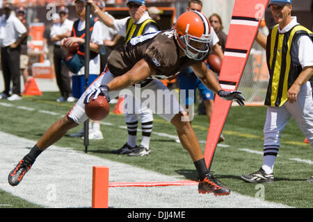 7. August 2010 - Cleveland, Ohio, Vereinigte Staaten von Amerika - 7. August 2010: Cleveland Browns Wide Receiver BRIAN ROBISKIE (80) geht out of Bounds innerhalb der 1-Yard-Linie während des Spiels Cleveland Browns braun weiß in Cleveland Browns Stadium in Cleveland Ohio.  Obligatorische Credit: Frank Jansky / Southcreek Global (Kredit-Bild: © Southcreek Global/ZUMApress.com) Stockfoto