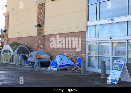 Aurora, Colorado USA – 28. November 2013. Urlaub Weihnachten schlafen Käufer in ihren Zelten am Thanksgiving Morgen, ihren Platz in der Linie für schwarze Freitag in einem Best Buy Elektronikladen beschäftigt zu halten.  Das Geschäft soll um 18:00 der Tag des Dankes. Bildnachweis: Ed Endicott/Alamy Live-Nachrichten Stockfoto