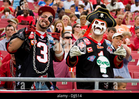 7. August 2010 - Tampa, Florida, Vereinigte Staaten von Amerika - 7. August 2010: Tampa Buccaneers Fanatiker immer vor die Bucs Nacht Trainingslager gepumpt team Bohrer im Raymond James Stadium in Tampa, Florida.  Obligatorische Credit - Anthony Smith / Southcreek Global (Kredit-Bild: © Southcreek Global/ZUMApress.com) Stockfoto