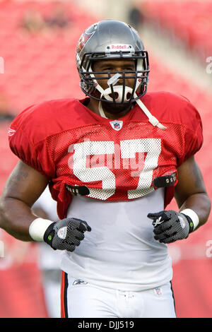 7. August 2010 - Tampa, Florida, Vereinigte Staaten von Amerika - 7. August 2010: Tampa Buccaneers LB ADAM HAYWARD (#57) erwärmt sich bei Nacht Trainingslager im Raymond James Stadium in Tampa, Florida.  Obligatorische Credit - Anthony Smith / Southcreek Global (Kredit-Bild: © Southcreek Global/ZUMApress.com) Stockfoto