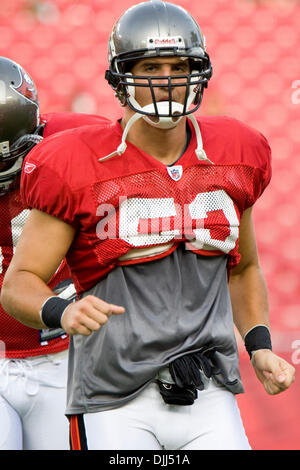 7. August 2010 - Tampa, Florida, Vereinigte Staaten von Amerika - 7. August 2010: Tampa Buccaneers LB NIKO KOUTOUVIDES (#53) erwärmt sich bei Nacht Trainingslager im Raymond James Stadium in Tampa, Florida.  Obligatorische Credit - Anthony Smith / Southcreek Global (Kredit-Bild: © Southcreek Global/ZUMApress.com) Stockfoto