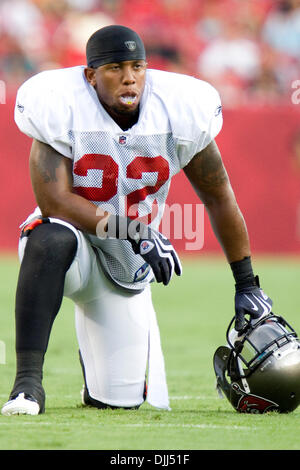 7. August 2010 - Tampa, Florida, Vereinigte Staaten von Amerika - 7. August 2010: Tampa Buccaneers RB CLIFTON SMITH (#22) erwärmt sich während der Nacht camp-Team Trainingsübungen im Raymond James Stadium in Tampa, Florida.  Obligatorische Credit - Anthony Smith / Southcreek Global (Kredit-Bild: © Southcreek Global/ZUMApress.com) Stockfoto