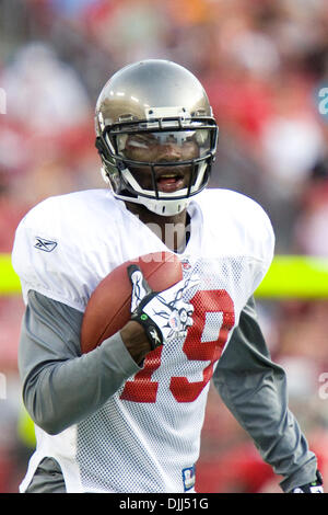 7. August 2010 - Tampa, Florida, Vereinigte Staaten von Amerika - 7. August 2010: Tampa Buccaneers WR MIKE WILLIAMS (#19) während der Nacht Trainingslager team Bohrer im Raymond James Stadium in Tampa, Florida.  Obligatorische Credit - Anthony Smith / Southcreek Global (Kredit-Bild: © Southcreek Global/ZUMApress.com) Stockfoto