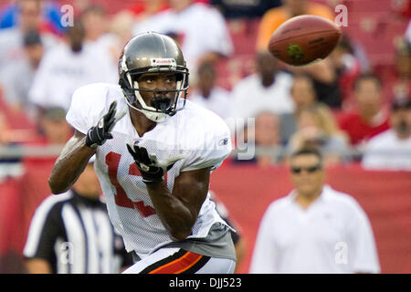 7. August 2010 fängt - Tampa, Florida, USA - Tampa Buccaneers WR ARRELIOUS BENN (#17) Laufrouten und macht während der Nacht camp-Team Trainingsübungen im Raymond James Stadium. (Kredit-Bild: © Anthony Smith/Southcreek Global/ZUMApress.com) Stockfoto