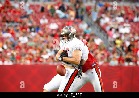 7. August 2010 - Tampa, Florida, Vereinigte Staaten von Amerika - 7. August 2010: Tampa Buccaneers TE RYAN PURVIS (#46) Laufrouten während der Nacht Trainingslager team Bohrer im Raymond James Stadium in Tampa, Florida.  Obligatorische Credit - Anthony Smith / Southcreek Global (Kredit-Bild: © Southcreek Global/ZUMApress.com) Stockfoto