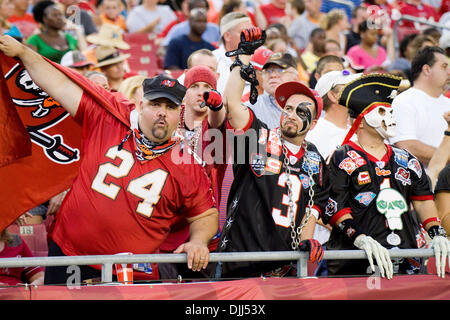 7. August 2010 - Tampa, Florida, Vereinigte Staaten von Amerika - 7. August 2010: Tampa Buccaneers Fanatiker immer vor die Bucs Nacht Trainingslager gepumpt team Bohrer im Raymond James Stadium in Tampa, Florida.  Obligatorische Credit - Anthony Smith / Southcreek Global (Kredit-Bild: © Southcreek Global/ZUMApress.com) Stockfoto