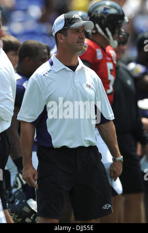 7. August 2010 - Baltimore, Maryland, Vereinigte Staaten von Amerika - 7. August 2010: Baltimore Ravens head Coach John Harbaugh während Ravens Trainingslager im M & T Bank Stadium in Baltimore, MD... Obligatorische Credit: Russell Tracy / Southcreek Global (Kredit-Bild: © Southcreek Global/ZUMApress.com) Stockfoto