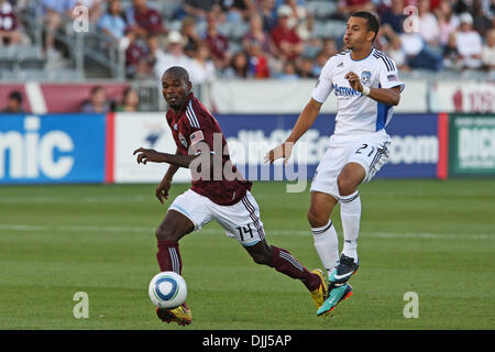 7. August 2010 - Commerce City, Colorado, Vereinigte Staaten von Amerika - 7. August 2010: Erdbeben Verteidiger JASON HERNANDEZ (21) versucht, den Ball von Rapids weiterleiten OMAR CUMMINGS (14) während der ersten Hälfte an Dick's Sporting gute Park in Commerce City, Colorado.  Die Stromschnellen führten 1: 0 in der Mitte.  Obligatorische Credit: Evan Meyer / Southcreek Global (Kredit-Bild: © Southcre Stockfoto