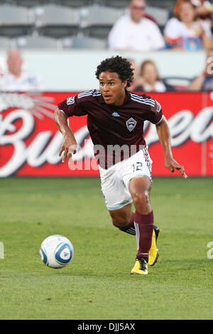 7. August 2010 - Commerce City, Colorado, Vereinigte Staaten von Amerika - 7. August 2010: Rapids vorwärts QUINCY AMARIKWA (12) dribbelt den Ball über das Feld in der ersten Jahreshälfte im Dick's Sporting gute Park in Commerce City, Colorado.  Die Stromschnellen führen in der Halbzeit 1-0. Obligatorische Credit: Evan Meyer / Southcreek Global (Kredit-Bild: © Southcreek Global/ZUMApress.com) Stockfoto