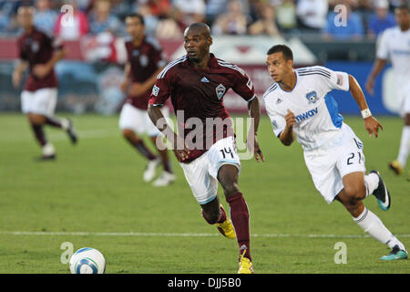 7. August 2010 - Commerce City, Colorado, Vereinigte Staaten von Amerika - 7. August 2010: Rapids vorwärts OMAR CUMMINGS (14) nimmt den Ball über das Feld vor Erdbeben Verteidiger JASON HERNANDEZ (21) im Dick's Sporting gute Park in Commerce City, Colorado.  Colorado führte 1: 0 zur Halbzeit.  Obligatorische Credit: Evan Meyer / Southcreek Global (Kredit-Bild: © Southcreek Global/ZUM Stockfoto