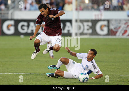 7. August 2010 - Commerce City, Colorado, Vereinigte Staaten von Amerika - 7. August 2010: Rapids Mittelfeldspieler PABLO MASTROENI (25) über Erdbeben Verteidiger JASON HERNANDEZ (21) im Dick's Sporting gute Park in Commerce City, Colorado springt.  Colorado führte in der Halbzeit 1-0. Obligatorische Credit: Evan Meyer / Southcreek Global (Kredit-Bild: © Southcreek Global/ZUMApress.com) Stockfoto