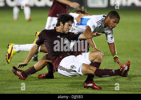 7. August 2010 - Commerce City, Colorado, Vereinigte Staaten von Amerika - 7. August 2010: Rapids Verteidiger KOSUKE KIMURA (27) wird mit Erdbeben Verteidiger RYAN JOHNSON (19) im Dick's Sporting gute Park in Commerce City, Colorado verheddert.  Colorado gewann das Spiel mit 1: 0. Obligatorische Credit: Evan Meyer / Southcreek Global (Kredit-Bild: © Southcreek Global/ZUMApress.com) Stockfoto