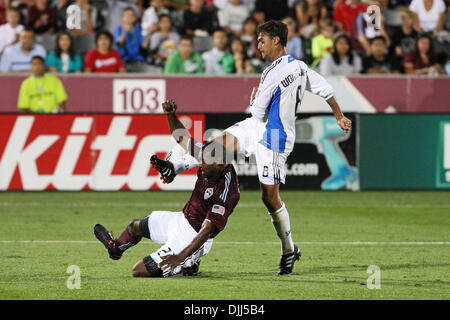 7. August 2010 - Commerce City, Colorado, Vereinigte Staaten von Amerika - 7. August 2010: Colorado Verteidiger MARVELL WYNNE (22) wird in der Art von San Jose nach vorne CHRIS WONDOLOWSKI (8) im Dick's Sporting gute Park in Commerce City, Colorado. Die Colorado Rapids gewann das Spiel mit 1: 0. Obligatorische Credit: Evan Meyer / Southcreek Global (Kredit-Bild: © Southcreek Global/ZUMApress.com) Stockfoto