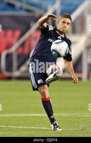 7. August 2010 - Foxboro, Massachusetts, Vereinigte Staaten von Amerika - 7. August 2010: New England Revolution Mittelfeldspieler CHRIS TIERNEY (8) nimmt dem Elfmeter in der ersten Hälfte des Matches, die die PAT PHELAN (28)-Ziel im Gillette Stadium in Foxboro, Massachusetts führen.  New England Revolution besiegt die D.C. United 1 - 0..Mandatory Credit: Mark Box / Southcreek Global () Stockfoto