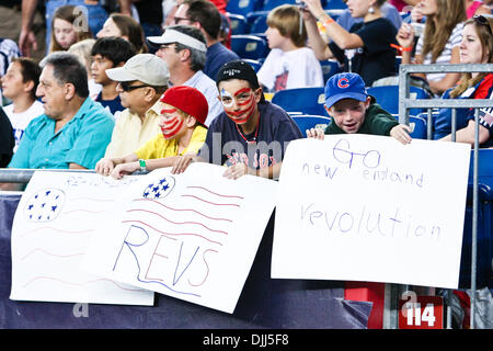 7. August 2010 - Foxboro, Massachusetts, Vereinigte Staaten von Amerika - 7. August 2010: Young New England Revolution-Fußball-Fans ihre Unterstützung während des Spiels gegen die D.C. United im Gillette Stadium in Foxboro, Massachusetts anzeigen.  New England Revolution besiegt D.C. United 1-0..Mandatory Credit: Mark Box / Southcreek Global (Credit-Bild: © Southcreek Global/ZUMApress.co Stockfoto