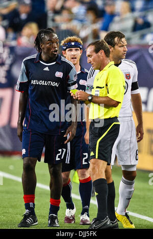 7. August 2010 - Foxboro, Massachusetts, Vereinigte Staaten von Amerika - 7. August 2010: New England Revolution Mittelfeldspieler SHALIRIE JOSEPH (21) Stimmen seiner Meinung nach dem Schiedsrichter beim Lochspiel gegen die D.C. United im Gillette Stadium in Foxboro, Massachusetts.  New England Revolution besiegt D.C. United 1-0..Mandatory Credit: Mark Box / Southcreek Global (Credit-Bild: © South Stockfoto