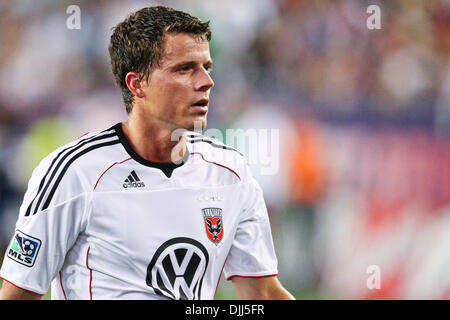 7. August 2010 - Foxboro, Massachusetts, Vereinigte Staaten von Amerika - 7. August 2010: D.C. United Verteidiger MARC BURCH (4) beim Lochspiel gegen die New England Revolution im Gillette Stadium in Foxboro, Massachusetts.  New England Revolution besiegt D.C. United 1-0..Mandatory Credit: Mark Box / Southcreek Global (Credit-Bild: © Southcreek Global/ZUMApress.com) Stockfoto