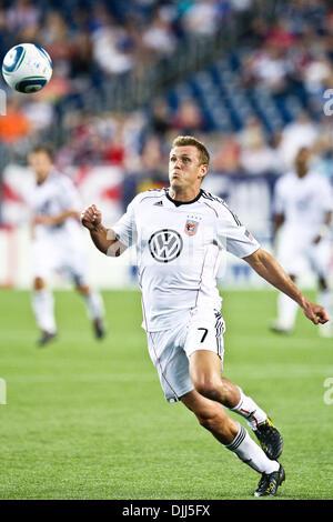 7. August 2010 - Foxboro, Massachusetts, Vereinigte Staaten von Amerika - 7. August 2010: D.C. United Forward ADAM CRISTMAN (7) verfolgt den Ball vor treten während der zweiten Hälfte des Matches gegen die New England Revolution im Gillette Stadium in Foxboro, Massachusetts.  New England Revolution besiegt D.C. United 1-0..Mandatory Credit: Mark Box / Southcreek Global (Credit-Bild: © Stockfoto