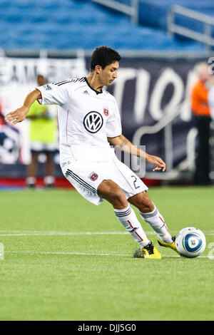 7. August 2010 - Foxboro, Massachusetts, Vereinigte Staaten von Amerika - 7. August 2010: D.C. United nach vorn PABLO HERNANDEZ (21) kickt den Ball in Position zum Schuss auf das Tor gegen die New England Revolution im Gillette Stadium in Foxboro, Massachusetts.  New England Revolution besiegt D.C. United 1-0..Mandatory Credit: Mark Box / Southcreek Global (Credit-Bild: © Southcreek Glob Stockfoto