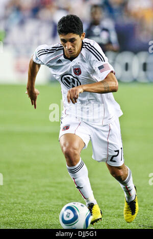 7. August 2010 - Foxboro, Massachusetts, Vereinigte Staaten von Amerika - 7. August 2010: D.C. United nach vorn PABLO HERNANDEZ (21) bewegt sich der Ball in New England Revolution Gebiet während der zweiten Hälfte Spiel im Gillette Stadium in Foxboro, Massachusetts.  New England Revolution besiegt D.C. United 1-0..Mandatory Credit: Mark Box / Southcreek Global (Credit-Bild: © Southcreek Global / Stockfoto