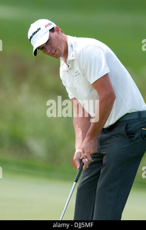 7. August 2010 - Verona, New York, Vereinigte Staaten von Amerika - 7. August 2010: Profi-Golfer JOHN MALLINGER Uhren seinen Putt in der dritten Runde der Turning Stone Resort Championship spielte im Atunyote Golf Club in Verona, New York. Obligatorische Credit: Mark Konezny / Southcreek Global (Kredit-Bild: © Southcreek Global/ZUMApress.com) Stockfoto