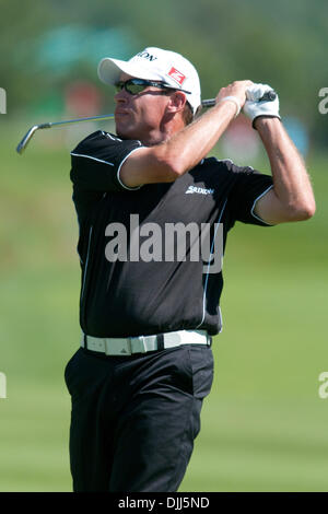 7. August 2010 - Verona, New York, Vereinigte Staaten von Amerika - 7. August 2010: Profi-Golfer BRIAN DAVIS trifft ein Bügeleisen in der dritten Runde der Turning Stone Resort Championship spielte im Atunyote Golf Club in Verona, New York. Obligatorische Credit: Mark Konezny / Southcreek Global (Kredit-Bild: © Southcreek Global/ZUMApress.com) Stockfoto