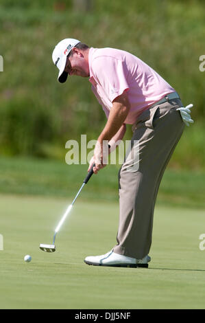 7. August 2010 - Verona, New York, Vereinigte Staaten von Amerika - 7. August 2010: Profi-Golfer ROBERT GARRIGUS macht einen Putt während der dritten Runde der Turning Stone Resort Championship spielte im Atunyote Golf Club in Verona, New York. Obligatorische Credit: Mark Konezny / Southcreek Global (Kredit-Bild: © Southcreek Global/ZUMApress.com) Stockfoto