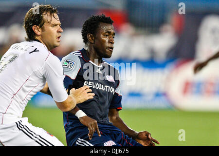 7. August 2010 - Foxboro, Massachusetts, USA - 7. August 2010: D.C. United Defender CAREY TALLEY (8) blockiert New England Revolution vorwärts KENNY MANSALLY (7) während der zweiten Hälfte Lochspiel im Gillette Stadium in Foxboro, Massachusetts.  New England Revolution gegen D.C. United 1-0. (Kredit-Bild: © Mark Box/Southcreek Global/ZUMApress.com) Stockfoto