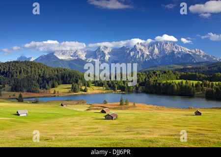 Das Karwendel-Gebirge und Hütten entlang See Gerold / Geroldsee in der Nähe von Mittenwald, Oberbayern, Deutschland Stockfoto