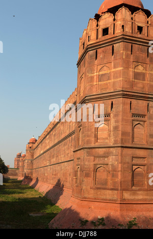 Wände des Roten Forts. Die eindrucksvolle Wand wurde aus rotem Sandstein gebaut. Stockfoto