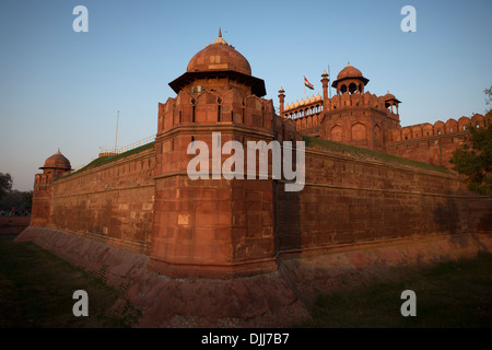 Wände des Roten Forts. Die eindrucksvolle Wand wurde aus rotem Sandstein gebaut. Stockfoto