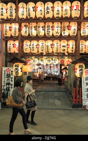 Japan, Kyoto, Shin-Koeman Arcade, Shinto-Schrein, Laternen, Stockfoto