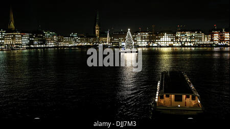 Hamburg, Deutschland. 28. November 2013. Der Weihnachtsbaum ist an der Binnenalster in Hamburg, Deutschland, 28. November 2013 beleuchtet. Der Weihnachtsbaum auf der Alster ist seit Jahren ein Seaonal Symbol für Hamburg. Foto: AXEL HEIMKEN/Dpa/Alamy Live News Stockfoto