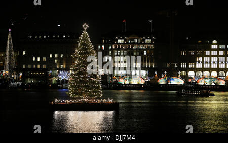 Hamburg, Deutschland. 28. November 2013. Der Weihnachtsbaum ist an der Binnenalster in Hamburg, Deutschland, 28. November 2013 beleuchtet. Der Weihnachtsbaum auf der Alster ist seit Jahren ein Seaonal Symbol für Hamburg. Foto: AXEL HEIMKEN/Dpa/Alamy Live News Stockfoto